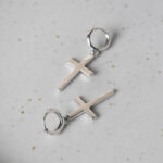 Brinco de cruz prata feminino - vitirnedeluz.com.br