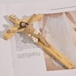 Crucifixo de parede em resina - vitrinedeluz.com