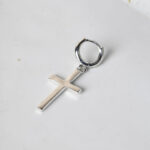 Brinco de cruz prata feminino - vitirnedeluz.com.br